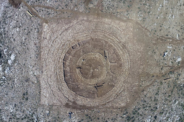Monumentální 4 000 let stará kamenná stavba ve tvaru labyrintu